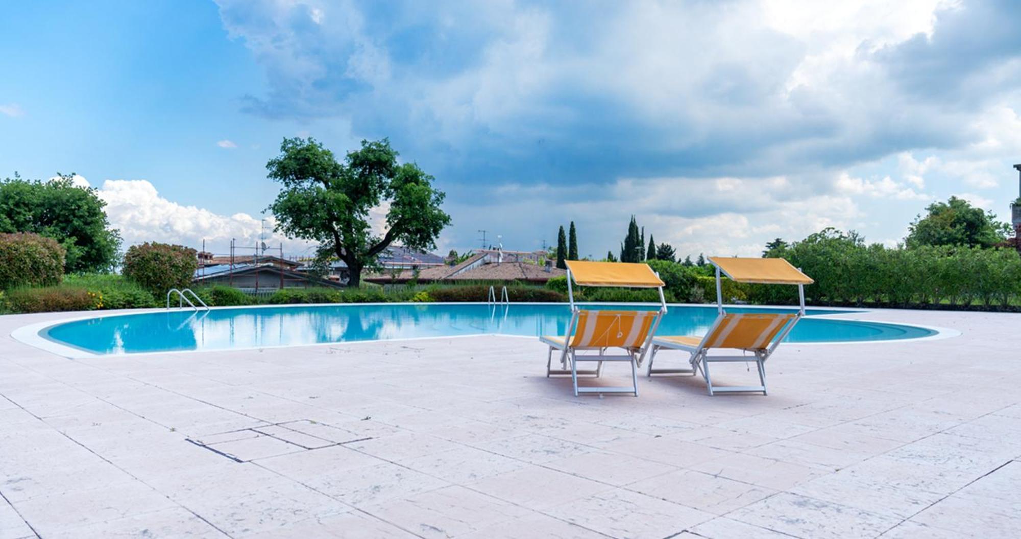 Oleandro Apartment - Featuring A Private Garden And Access To 5 Pools Desenzano del Garda Exterior photo